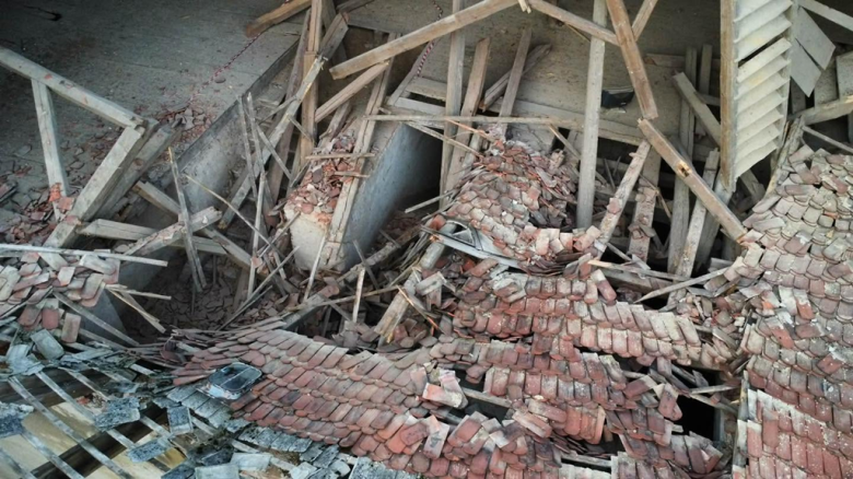 Trwają działania zabezpieczające Dwór w Służejowie po zawaleniu części dachu