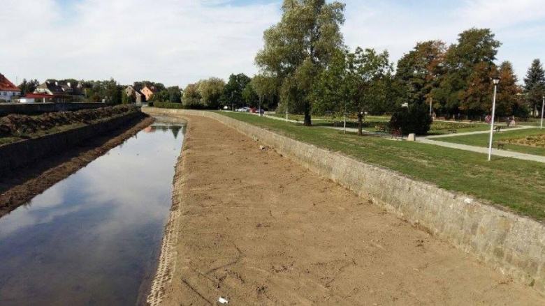 Udrożnianie koryta Budzówki przepływającej przez Kamieniec Ząbkowicki