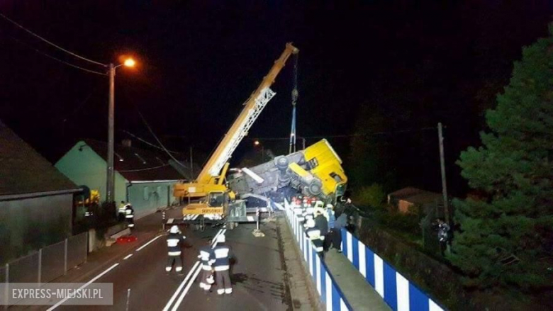 Kolizja w Mąkolnie. Droga zablokowana, ciężarówka blokuje dwa pasy jezdni