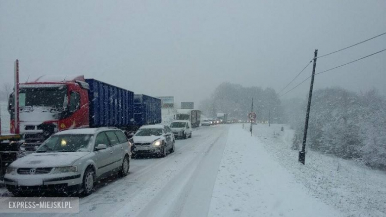 Fatalne warunki do jazdy na krajowej ósemce. Na odcinku od Barda w stronę Kłodzka tworzą się kilkukilometrowe korki