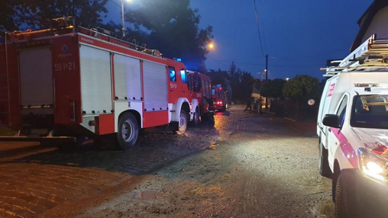 Strażacy od wczorajszych godzin wieczornych prowadzili działania, głównie na terenach gmin Bardo, Kamieniec Ząbkowicki, Ząbkowice Śląskie i Ziębice, związane z zalanymi posesjami i piwnicami oraz połamanymi drzewami na skutek intensywnych opadów deszczu i burz. Zabezpieczali też i czyścili drogi z błota i kamieni jakie pozostało na ulicach