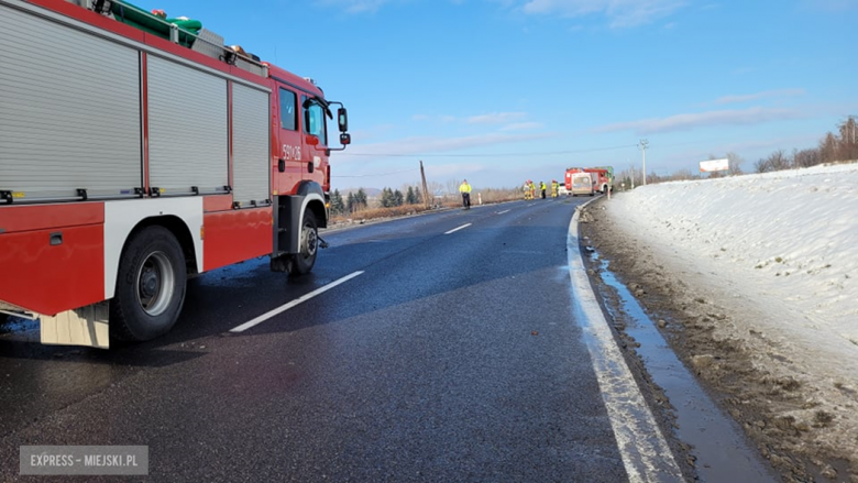 Zderzenie dwóch samochodów ciężarowych i osobówki na krajowej ósemce przed Szklarami