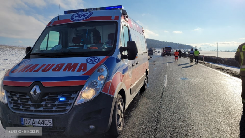 Zderzenie dwóch samochodów ciężarowych i osobówki na krajowej ósemce przed Szklarami