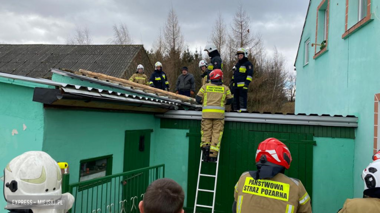 Zerwany dach na budynku gospodarczym w Sieroszowie