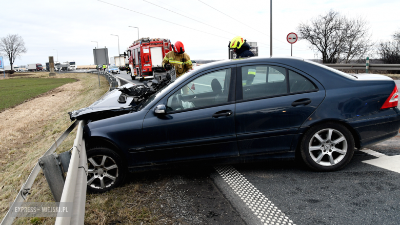 Zderzenie dwóch mercedesów na skrzyżowaniu krajowej ósemki z ul. Wrocławską