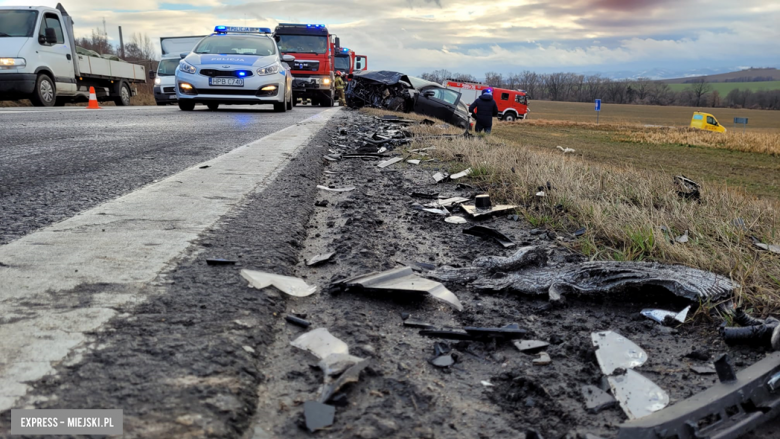 Zderzenie osobowego forda z ciężarowym MAN-em na krajowej ósemce