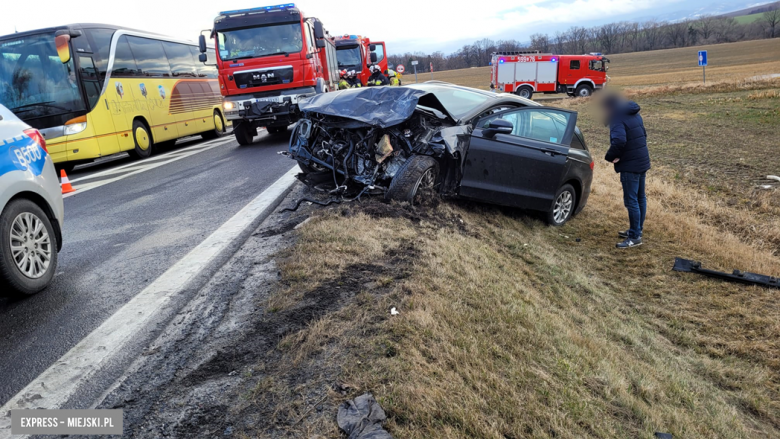 Zderzenie osobowego forda z ciężarowym MAN-em na krajowej ósemce