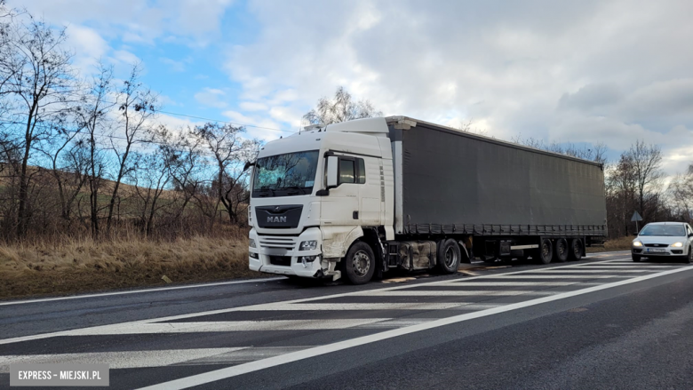 Zderzenie osobowego forda z ciężarowym MAN-em na krajowej ósemce