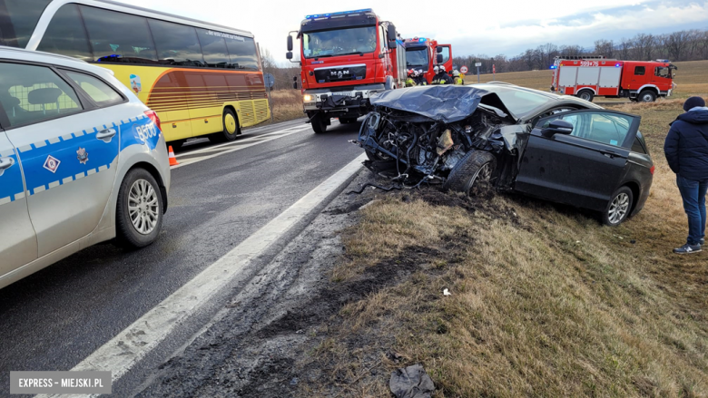 Zderzenie osobowego forda z ciężarowym MAN-em na krajowej ósemce