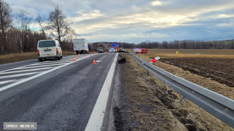 Zderzenie osobowego forda z ciężarowym MAN-em na krajowej ósemce