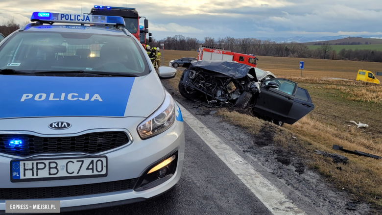 Zderzenie osobowego forda z ciężarowym MAN-em na krajowej ósemce