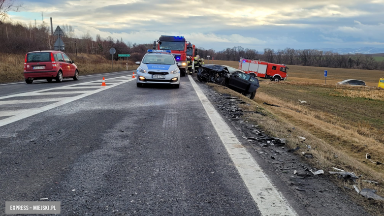 Zderzenie osobowego forda z ciężarowym MAN-em na krajowej ósemce