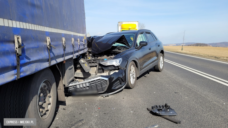 Audi „wbiło się” w naczepę samochodu ciężarowego