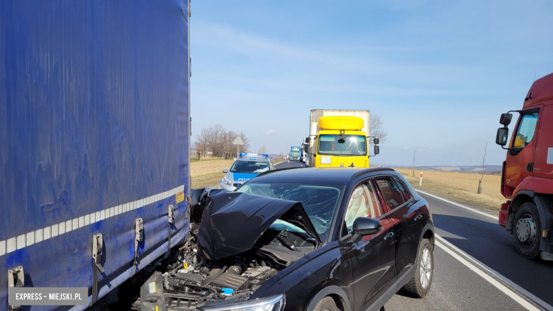 Audi „wbiło się” w naczepę samochodu ciężarowego