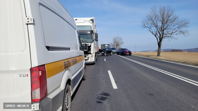 Audi „wbiło się” w naczepę samochodu ciężarowego