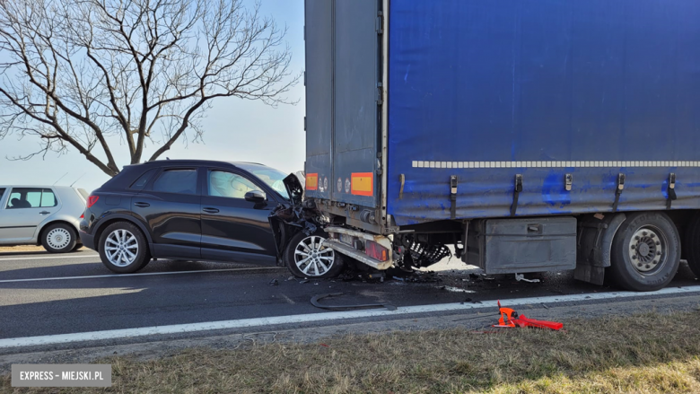 Audi „wbiło się” w naczepę samochodu ciężarowego