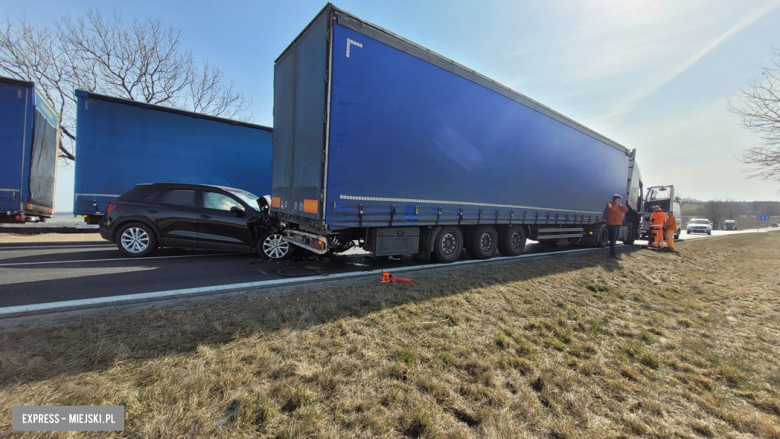 Audi „wbiło się” w naczepę samochodu ciężarowego