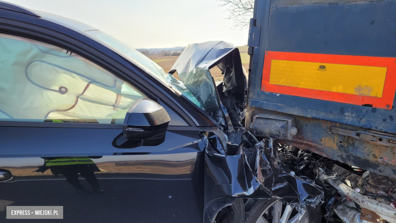 Audi „wbiło się” w naczepę samochodu ciężarowego