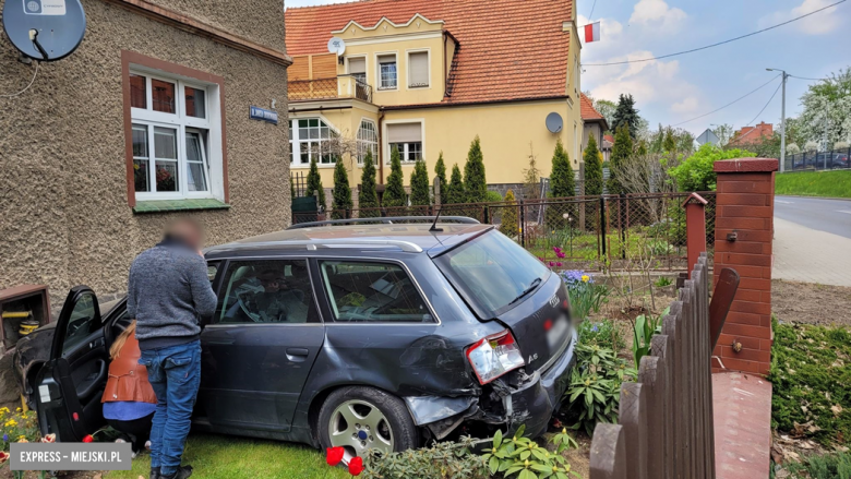 Zderzenie dwóch audi na skrzyżowaniu. Jedno z aut przebiło ogrodzenie i zatrzymało się na posesji
