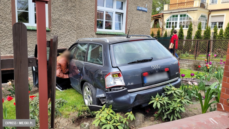 Zderzenie dwóch audi na skrzyżowaniu. Jedno z aut przebiło ogrodzenie i zatrzymało się na posesji