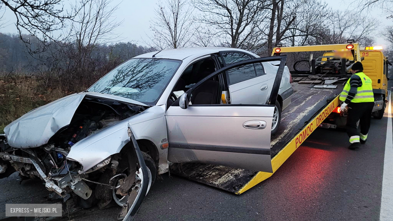 Toyota wypadła z drogi między Ząbkowicami Śląskimi a Stolcem