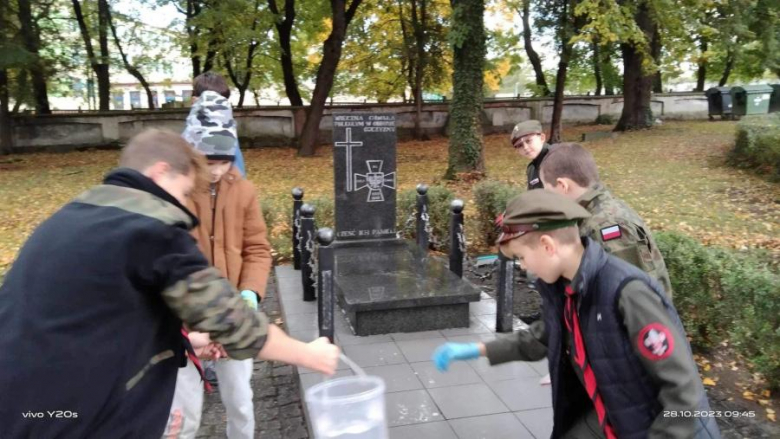 Harcerze porządkowali groby Sybiraków i Nieznanego Żołnierza