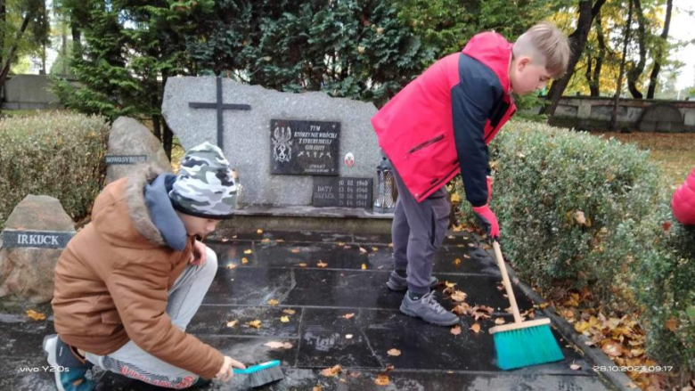 Harcerze porządkowali groby Sybiraków i Nieznanego Żołnierza