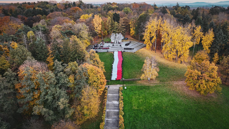 Biało-czerwona u podnóża Piastowskiego Orła