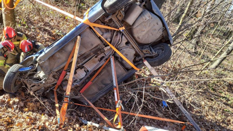 Osobowe renault wypadło z drogi przed Sieroszowem