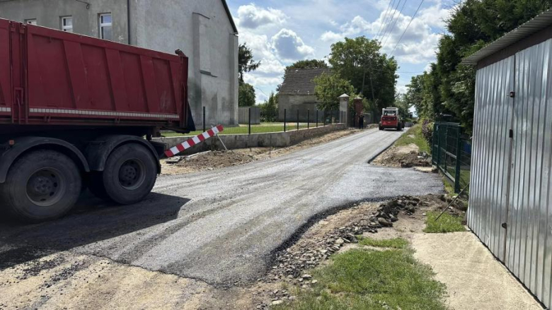 Droga w Osinie Wielkiej zyskała nową nawierzchnię [foto]