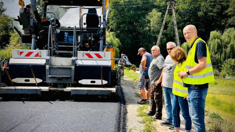 Kilometrowy odcinek nowej drogi gminnej powstaje w Raczycach