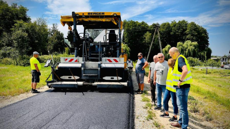 Kilometrowy odcinek nowej drogi gminnej powstaje w Raczycach