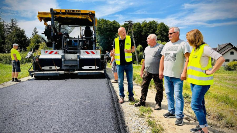 Kilometrowy odcinek nowej drogi gminnej powstaje w Raczycach