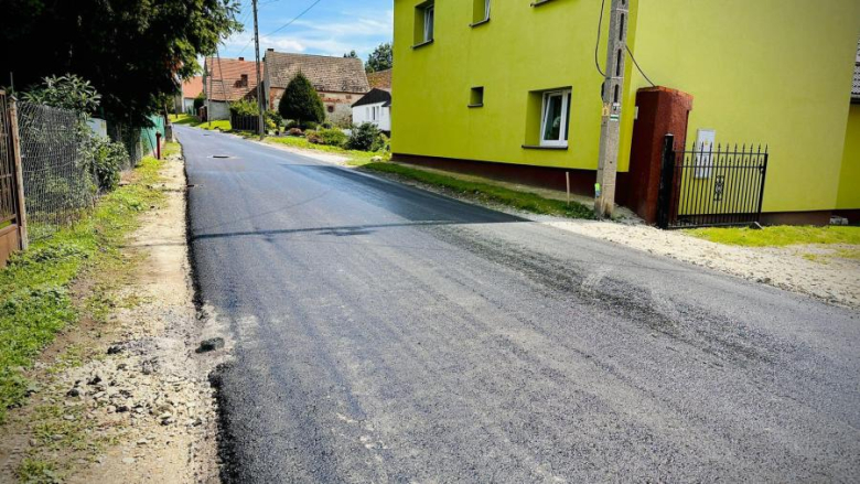 Kilometrowy odcinek nowej drogi gminnej powstaje w Raczycach