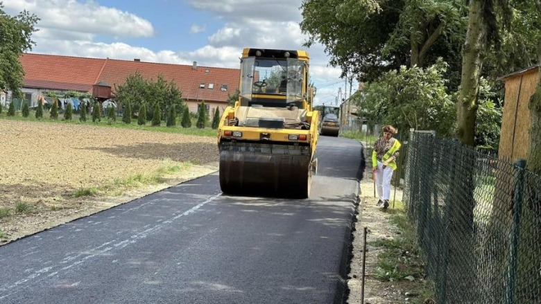 Kilometrowy odcinek nowej drogi gminnej powstaje w Raczycach