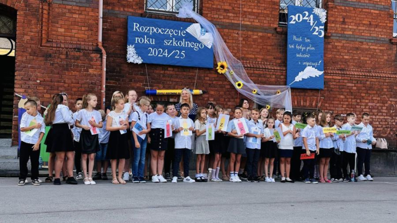 Rozpoczęcie roku szkolnego w Szkole Podstawowej nr 4 w Ziębicach