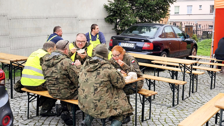 W Bardzie powstał punkt ładowania telefonów 