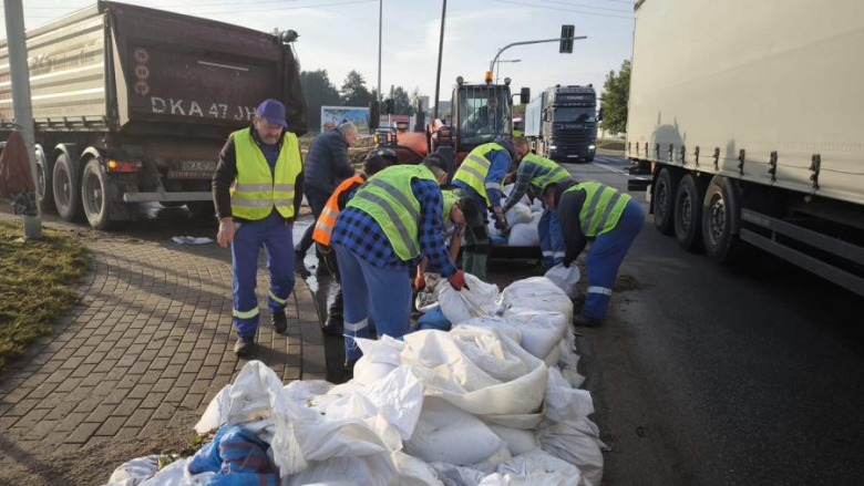 Worki z piaskiem jadą z Ząbkowic Śląskich do Wrocławia