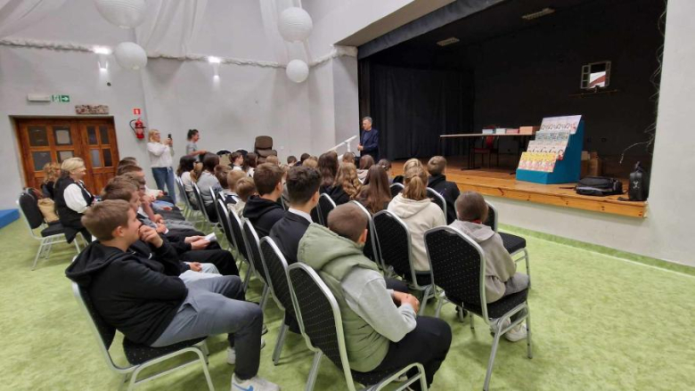 Były rzecznik praw dziecka spotkał się z młodzieżą. Międzynarodowy Dzień Bez Przemocy