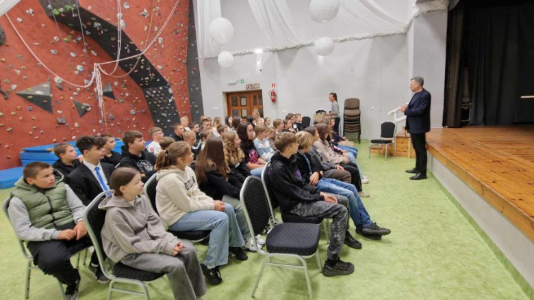 Były rzecznik praw dziecka spotkał się z młodzieżą. Międzynarodowy Dzień Bez Przemocy