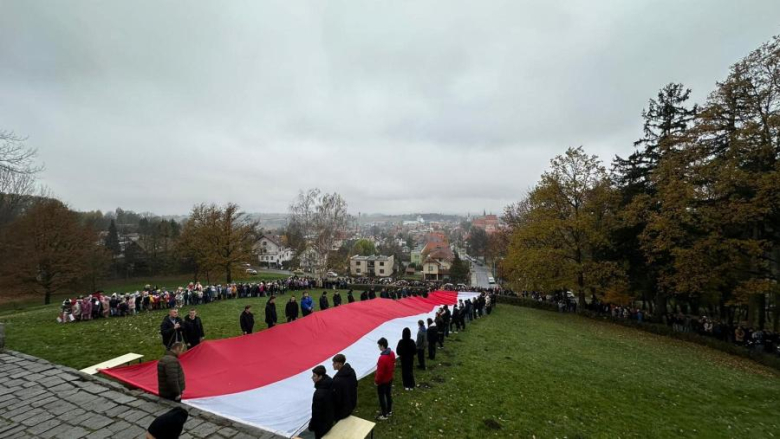 Apel niepodległościowy pod Pomnikiem Orła Piastowskiego w Ziębicach