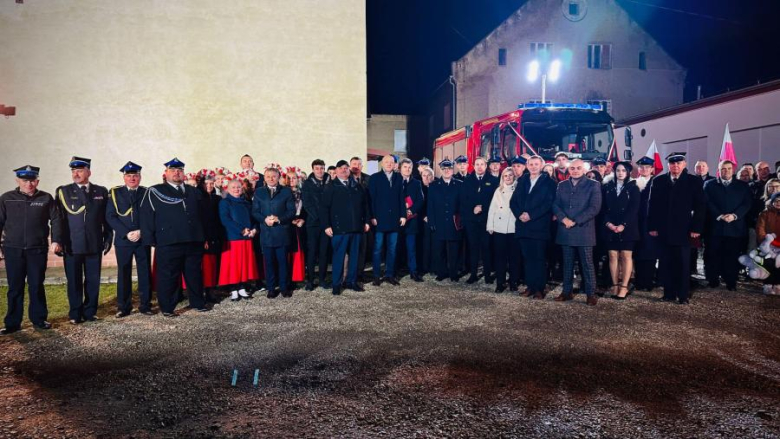 Mikołajkowy prezent dla strażaków-ochotników z Niedźwiedzia. Nowe auto już w remizie