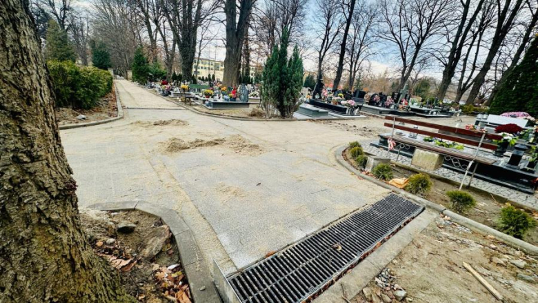 Trwają prace przy ułożeniu nowej nawierzchni alejek na cmentarzu komunalnym w Ziębicach.