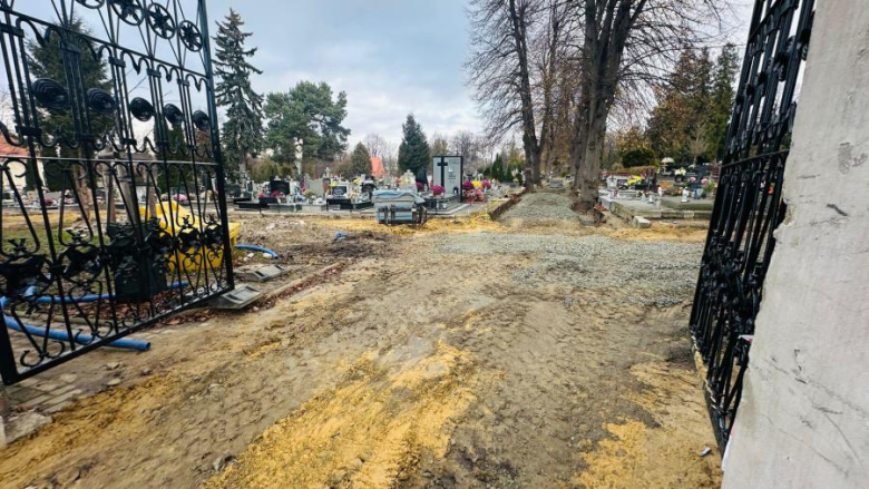 Trwają prace przy ułożeniu nowej nawierzchni alejek na cmentarzu komunalnym w Ziębicach.