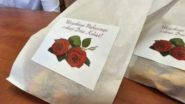 Dzień Kobiet w Bardzie: Kwiaty i życzenia od przewodniczącego i sekretarza