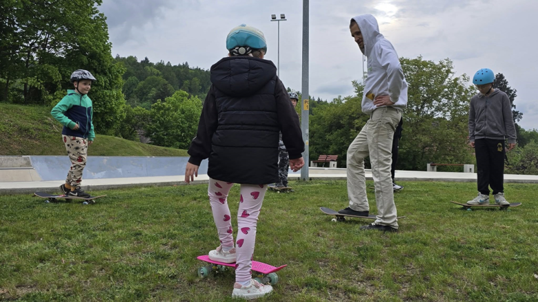 Ruszyły zajęcia deskorolkowe na złotostockim skate parku