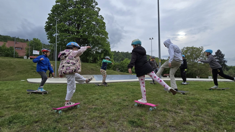 Ruszyły zajęcia deskorolkowe na złotostockim skate parku