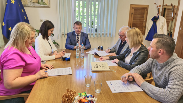 Podpisano umowę na termomodernizację świetlicy wiejskiej w Chwalisławiu