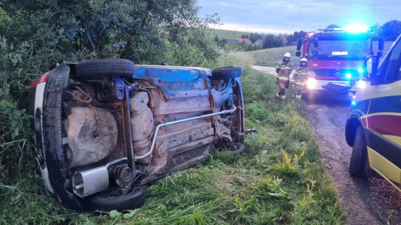 Zjechał z drogi i wpadł do rowu. Kolizja w Lipie