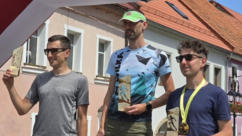 Na najlepszych biegaczy czekały sztabki złota. XIV Bieg na Jawornik za namii